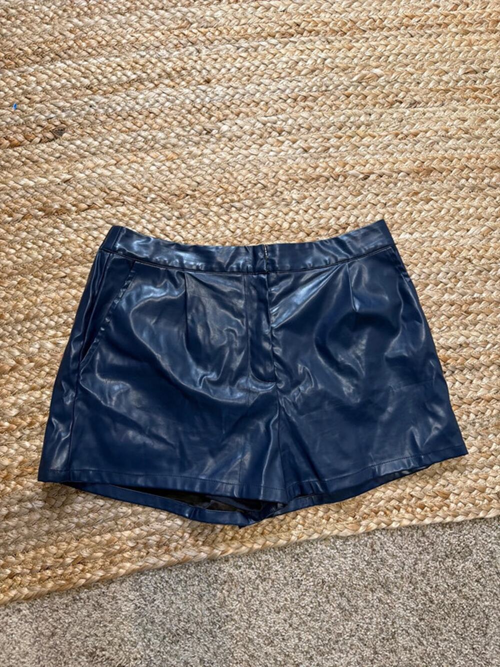 Tcec vegan leather, navy blue pleated shorts L 2941